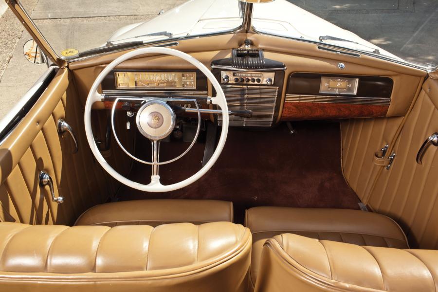  Packard Super Eight Darrin Convertible Victoria 1941 года  (фото 2 из 19)